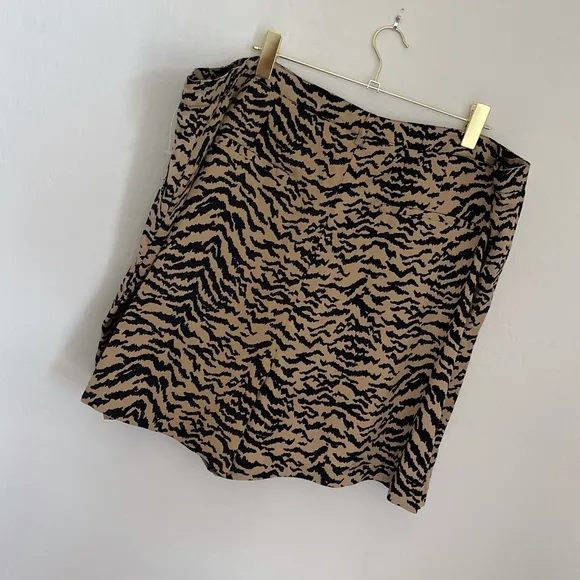 Good American Plus Size Boss Zebra Print Shorts 22