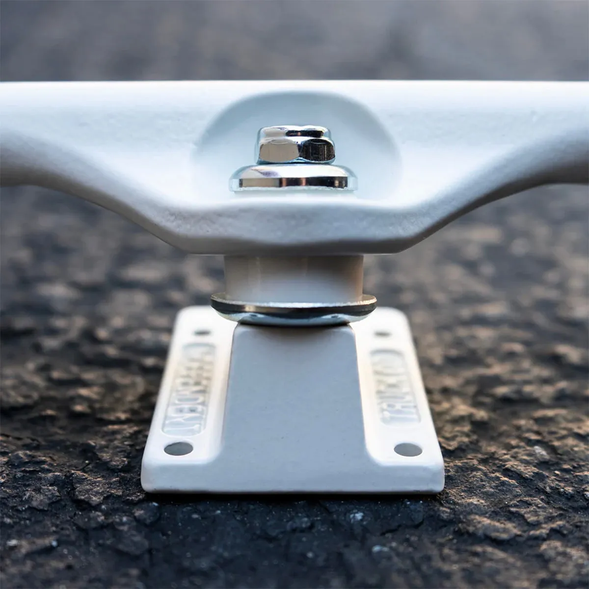 Independent - Whiteout 144 Skateboard Trucks