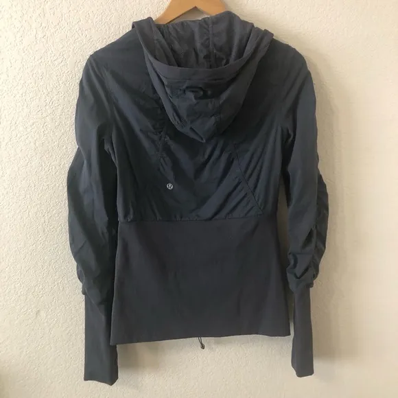 Lululemon Womens Reversible Dance Studio Jacket in Black - Size 8