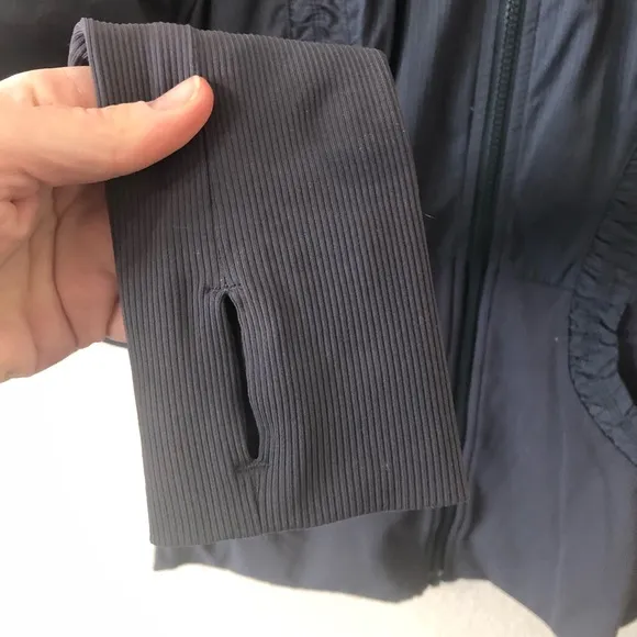 Lululemon Womens Reversible Dance Studio Jacket in Black - Size 8