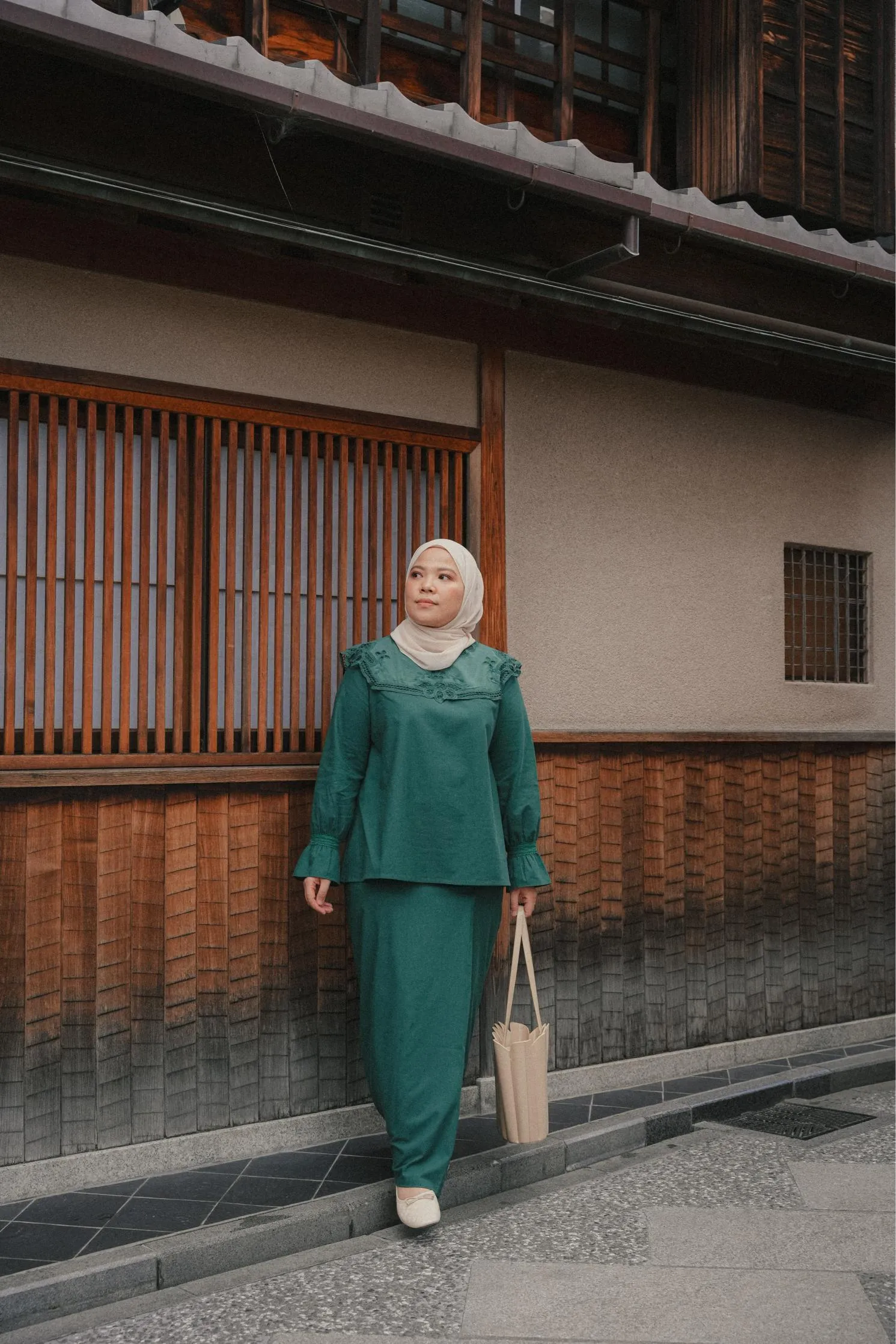 MARGOT KURUNG IN FOREST
